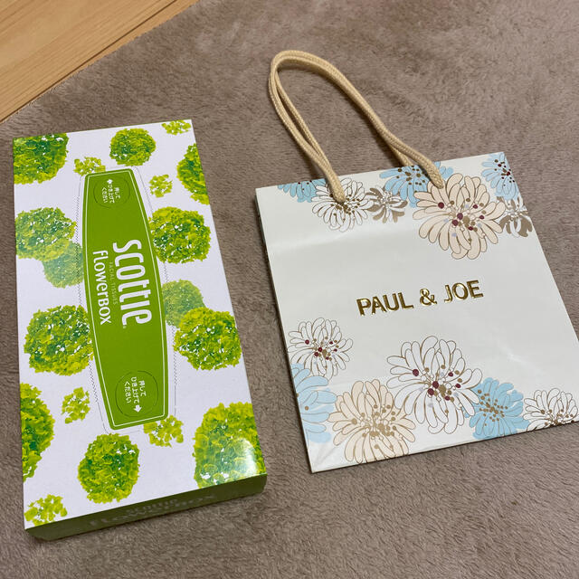 PAUL & JOE(ポールアンドジョー)のPAUL & JOE ポール&ジョー　紙袋　ショッパー レディースのバッグ(ショップ袋)の商品写真