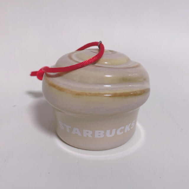 Starbucks Coffee(スターバックスコーヒー)のホリデー2020オーナメントシナモンロール　シナモンロール シナモン スタバ インテリア/住まい/日用品のインテリア小物(置物)の商品写真