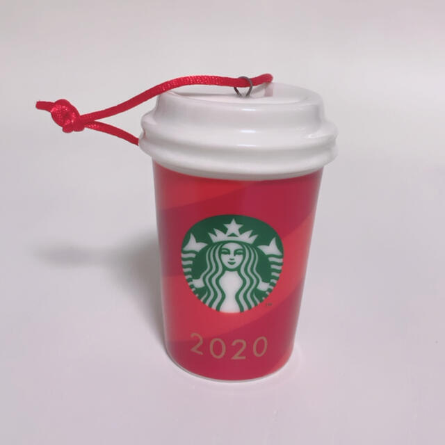 Starbucks Coffee(スターバックスコーヒー)のスターバックス ホリデー2020オーナメントレッドカップ ホリデー カップ インテリア/住まい/日用品のインテリア小物(置物)の商品写真