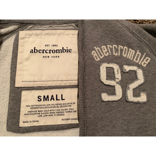 Abercrombie&Fitch(アバクロンビーアンドフィッチ)の【美品】アバクロンビーKIDS  厚手スウェット裏起毛 ジャケット グレー S キッズ/ベビー/マタニティのキッズ服男の子用(90cm~)(ジャケット/上着)の商品写真