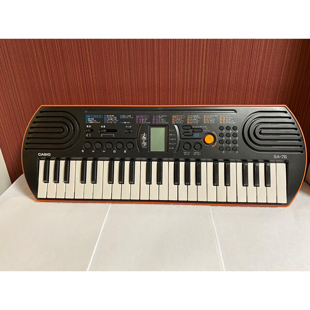 CASIO(カシオ)のカシオSA-76 ミニキーボードオレンジ＆ブラック 楽器の鍵盤楽器(電子ピアノ)の商品写真