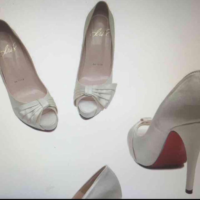 Christian Louboutin(クリスチャンルブタン)の美品♡ウェディングシューズ 白サテン 赤ソール レディースの靴/シューズ(ハイヒール/パンプス)の商品写真
