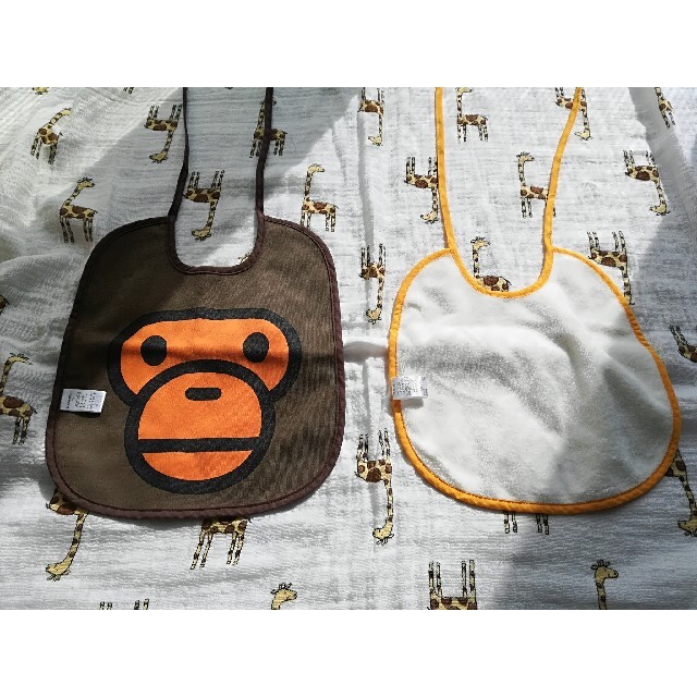 A BATHING APE(アベイシングエイプ)の[COCO 様専用]　エイプ　スタイ2枚セット キッズ/ベビー/マタニティのこども用ファッション小物(ベビースタイ/よだれかけ)の商品写真