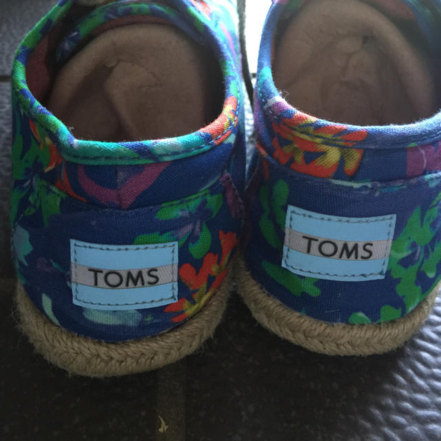 TOMS(トムズ)のtomsの花柄レースアップシューズ レディースの靴/シューズ(スニーカー)の商品写真