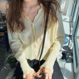 ザラ(ZARA)のニット　レディース　♡ 韓国ファッション　花柄　刺繍　フリル(ニット/セーター)