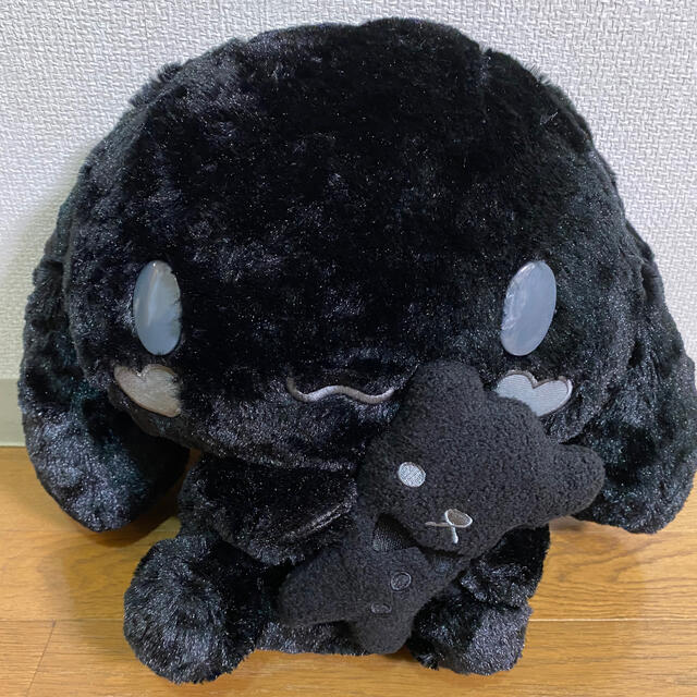 シナモロール(シナモロール)の【最安値】シナモロール　わくわくブラックフライデー　くまだっこ　BIGぬいぐるみ エンタメ/ホビーのおもちゃ/ぬいぐるみ(ぬいぐるみ)の商品写真