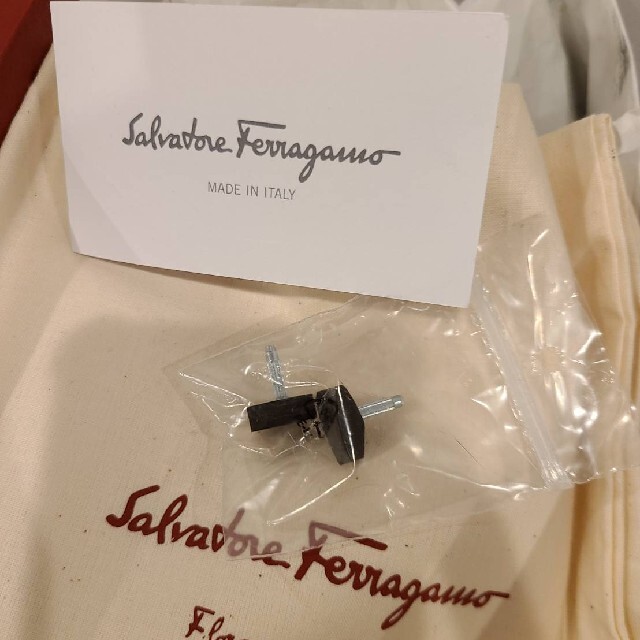 Salvatore Ferragamo(サルヴァトーレフェラガモ)の緊急セール【新品未使用】Ferragamo　パンプス　フェラガモ レディースの靴/シューズ(ハイヒール/パンプス)の商品写真