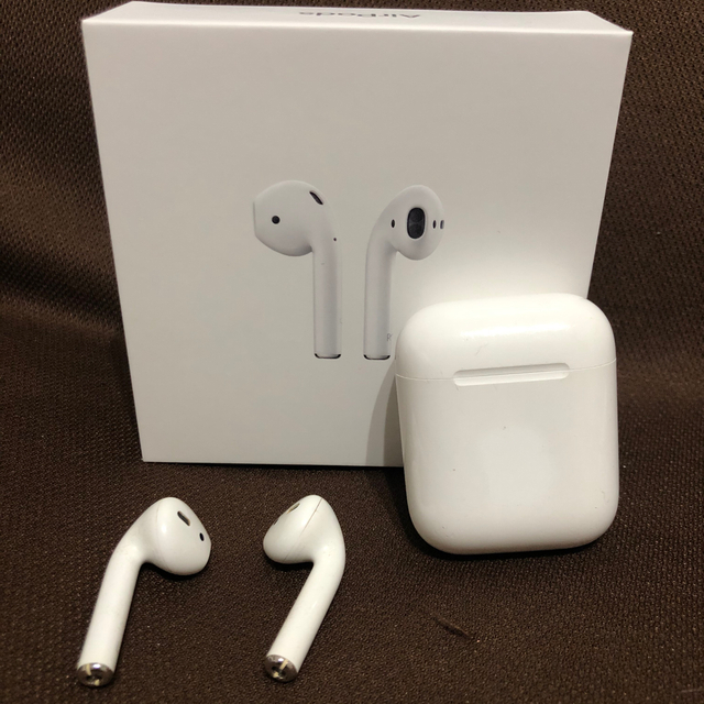 Apple(アップル)の最終値下げ！AirPods 第一世代　充電ケース　イヤフォン両耳 スマホ/家電/カメラのオーディオ機器(ヘッドフォン/イヤフォン)の商品写真