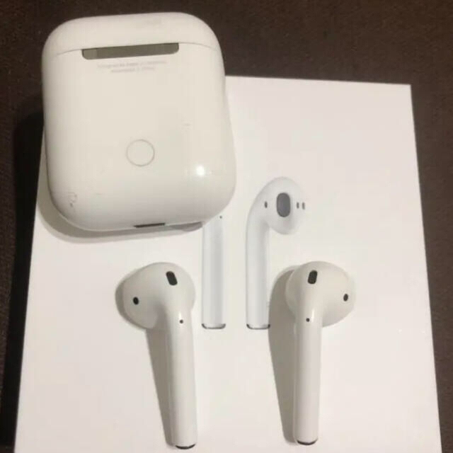 Apple(アップル)の最終値下げ！AirPods 第一世代　充電ケース　イヤフォン両耳 スマホ/家電/カメラのオーディオ機器(ヘッドフォン/イヤフォン)の商品写真