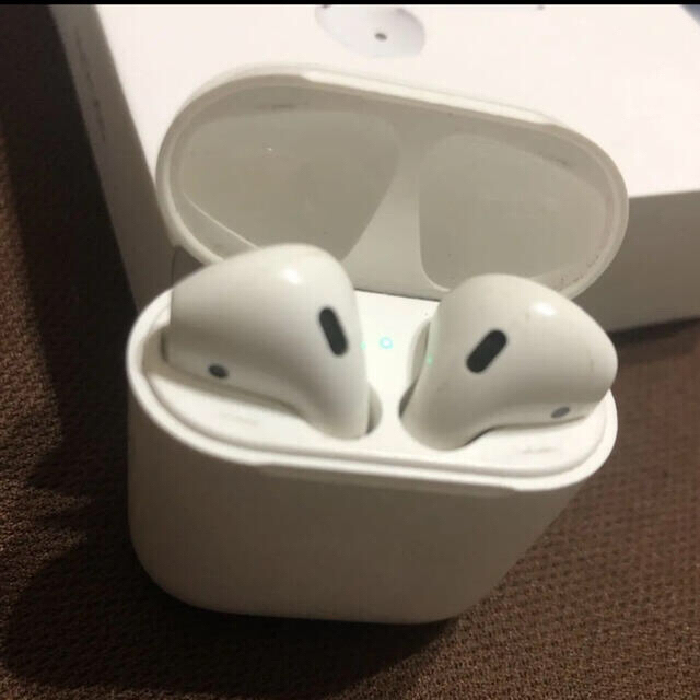 Apple(アップル)の最終値下げ！AirPods 第一世代　充電ケース　イヤフォン両耳 スマホ/家電/カメラのオーディオ機器(ヘッドフォン/イヤフォン)の商品写真