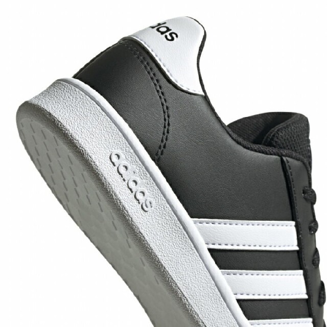 adidas(アディダス)の23.5cm ブラック ホワイト adidas レディースの靴/シューズ(スニーカー)の商品写真