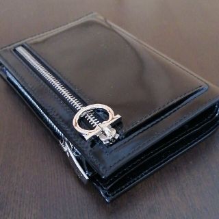 サルヴァトーレフェラガモ(Salvatore Ferragamo)のフェラガモ　エナメル二つ折り財布(折り財布)