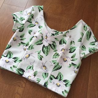 エモダ(EMODA)の花柄 ショート丈トップス(カットソー(半袖/袖なし))