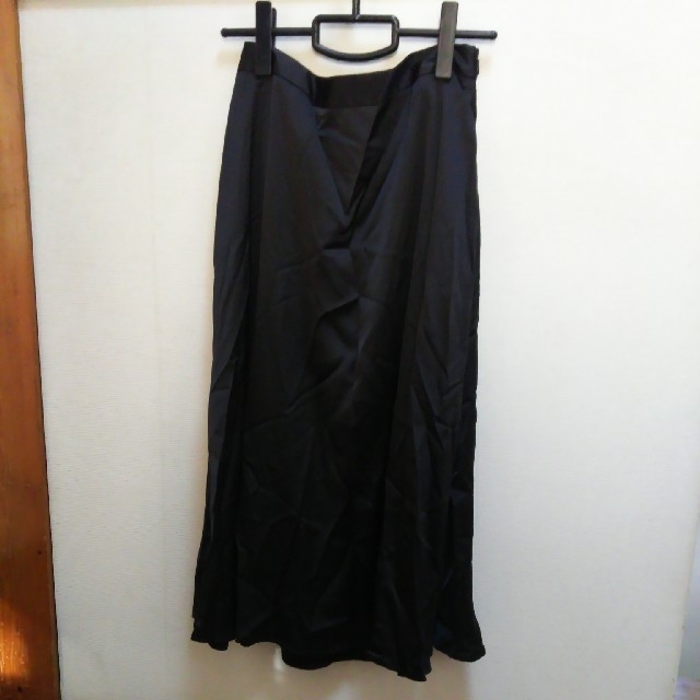 GU(ジーユー)のGU サテンフレアミディスカート ブラック レディースのスカート(ロングスカート)の商品写真