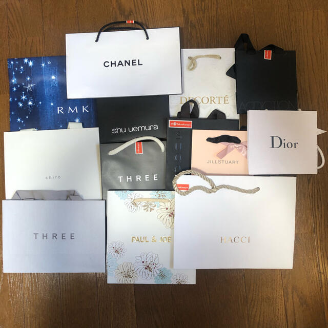 CHANEL(シャネル)の❤︎デパート化粧品ブランド紙袋セット❤︎ レディースのバッグ(ショップ袋)の商品写真