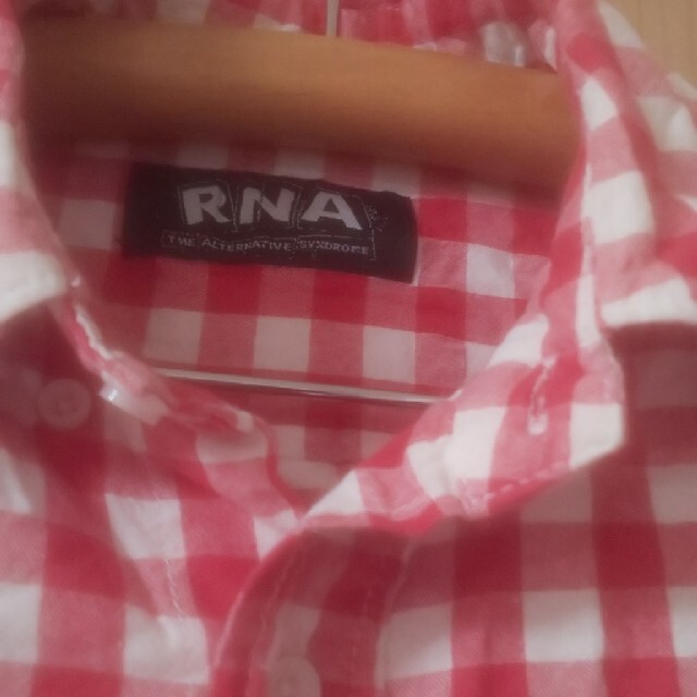 RNA(アールエヌエー)のRNA　アールエヌエー 赤　チェック　シャツワンピース レディースのワンピース(ひざ丈ワンピース)の商品写真