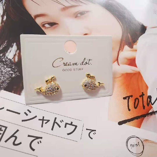 クリスタクジラピアス レディースのアクセサリー(ピアス)の商品写真