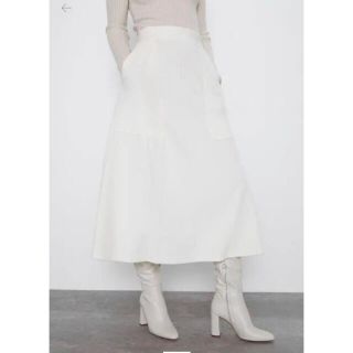 ザラ(ZARA)の【美品】ZARA  ホワイト　コーディロイスカート (ひざ丈スカート)