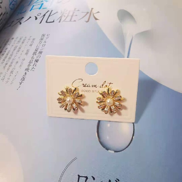 パール&クリスタフラワーピアス レディースのアクセサリー(ピアス)の商品写真