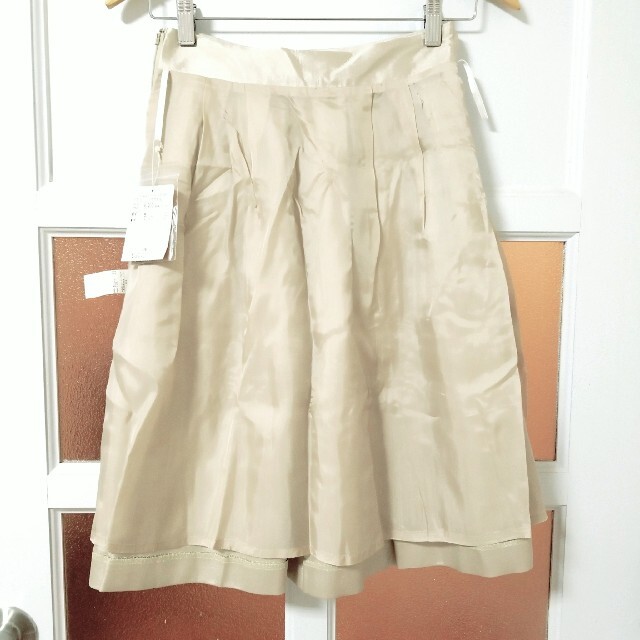 UNITED ARROWS(ユナイテッドアローズ)の【タグつき未使用】ユナイテッドアローズ 春夏 微光沢 ボリュームフレアスカート レディースのスカート(ひざ丈スカート)の商品写真
