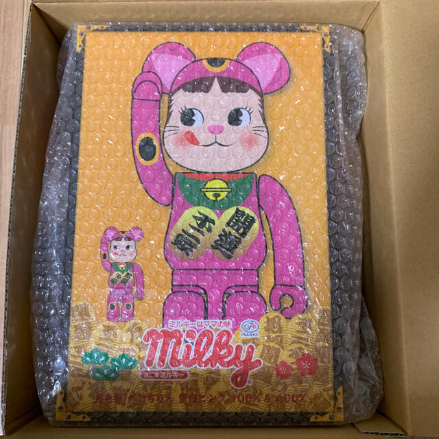 MEDICOM TOY(メディコムトイ)のBE@RBRICK 招き猫 ペコちゃん 蛍光ピンク　100％ ＆ 400％ エンタメ/ホビーのおもちゃ/ぬいぐるみ(キャラクターグッズ)の商品写真