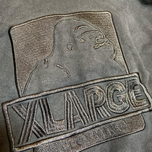 XLARGE(エクストララージ)のXLARGE 刺繍ロゴパーカー　美品 メンズのトップス(パーカー)の商品写真