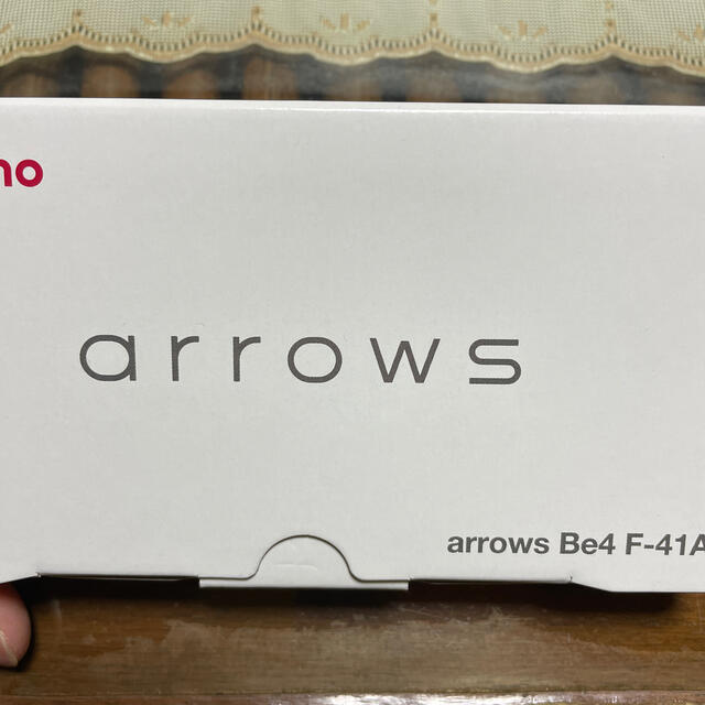 arrows(アローズ)の値下げarrows Be4 F-41A ゴールド　GO スマホ/家電/カメラのスマートフォン/携帯電話(スマートフォン本体)の商品写真