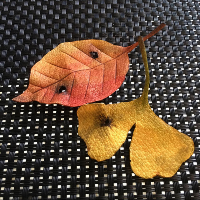 葉っぱブローチ2つ レディースのアクセサリー(ブローチ/コサージュ)の商品写真
