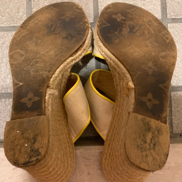 LOUIS VUITTON(ルイヴィトン)のルイヴィトンウェッジソールホワイトキャンパスエナメルサンダルLVフラワーモチーフ レディースの靴/シューズ(サンダル)の商品写真