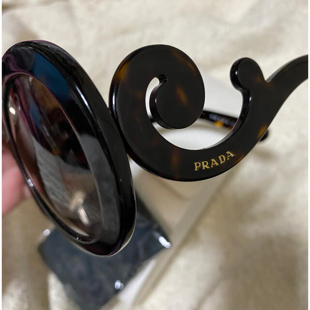 PRADA(プラダ)のPRADA☆独特な可愛いらしさサングラス（こげ茶color） レディースのファッション小物(サングラス/メガネ)の商品写真