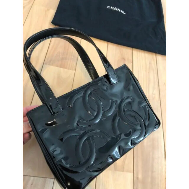 CHANEL(シャネル)の【美品】シャネル CHANEL エナメルトリプルココマーク トート ショルダー黒 レディースのバッグ(ハンドバッグ)の商品写真