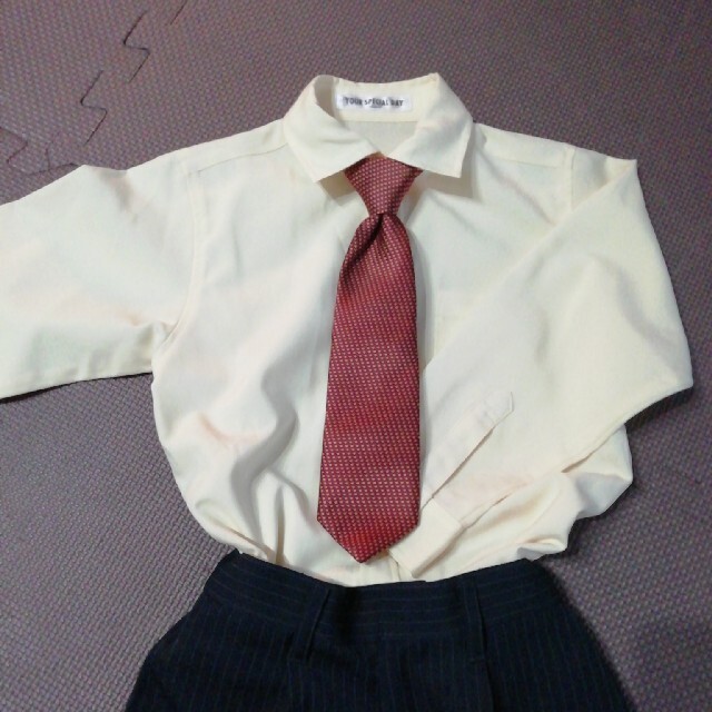 キッズ　Yシャツ　イエロー　ネクタイ付 キッズ/ベビー/マタニティのキッズ服男の子用(90cm~)(ドレス/フォーマル)の商品写真