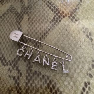 シャネル(CHANEL)のシャネル  ピンブローチ スワロフスキー シルバー ラインストーン コサージュ(ブローチ/コサージュ)