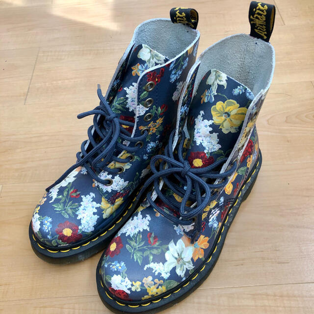 Dr.Martens(ドクターマーチン)のdr.martens 花柄　未使用 レディースの靴/シューズ(ブーツ)の商品写真