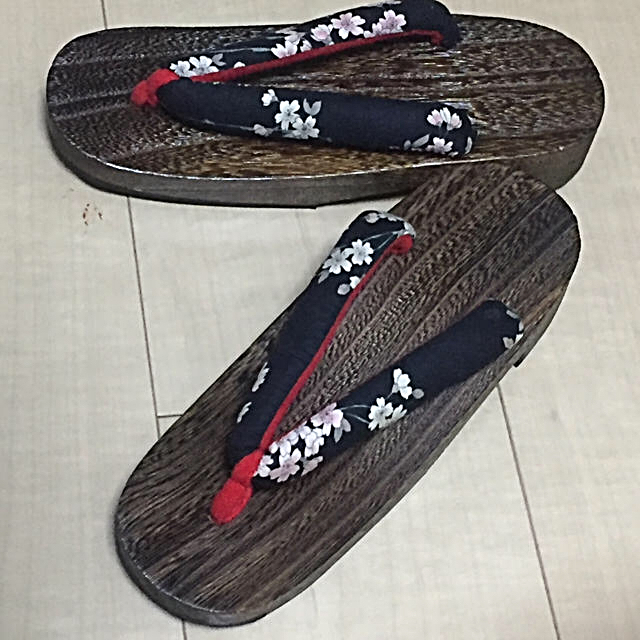 高級 下駄げた モダンレトロ 紺×桜模様 レディースの靴/シューズ(下駄/草履)の商品写真