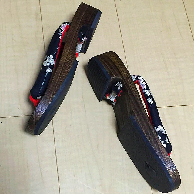 高級 下駄げた モダンレトロ 紺×桜模様 レディースの靴/シューズ(下駄/草履)の商品写真