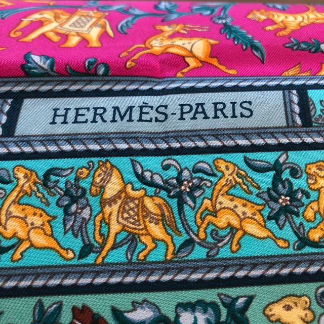 Hermes(エルメス)の☆エルメス　スカーフ　カレ90 箱あり レディースのファッション小物(バンダナ/スカーフ)の商品写真