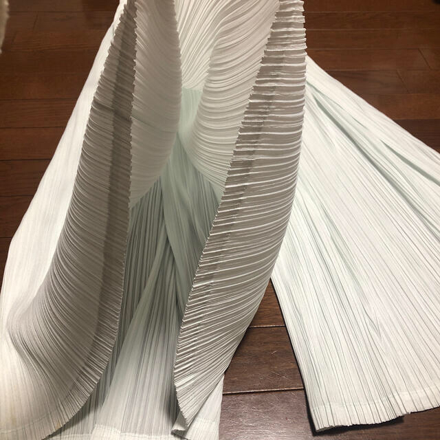 PLEATS PLEASE ISSEY MIYAKE(プリーツプリーズイッセイミヤケ)のプリーツプリーズ新品未使用パンツ レディースのパンツ(カジュアルパンツ)の商品写真