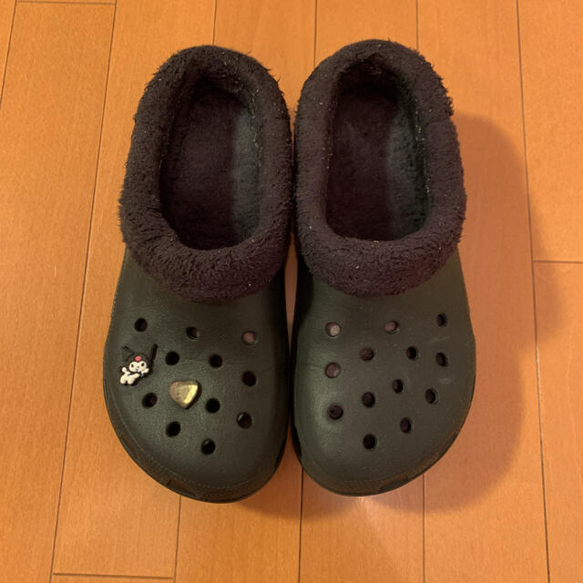 crocs(クロックス)のクロックス サンダル　マンモス　ボア　ブラック黒　クロミジビッツ付き　25センチ レディースの靴/シューズ(サンダル)の商品写真