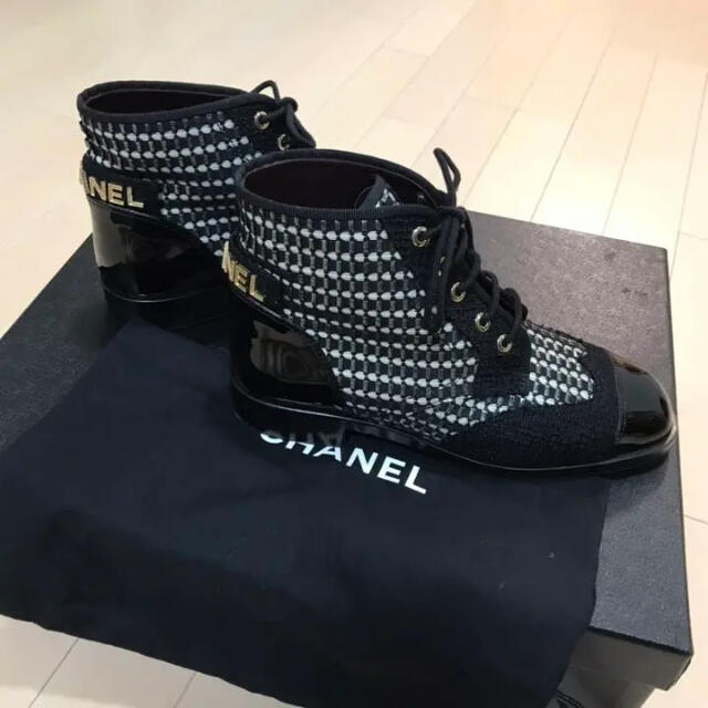 CHANEL(シャネル)のCHANEL☆シャネル ☆ロゴ入り　シャネル  ブーツ レディースの靴/シューズ(ブーツ)の商品写真