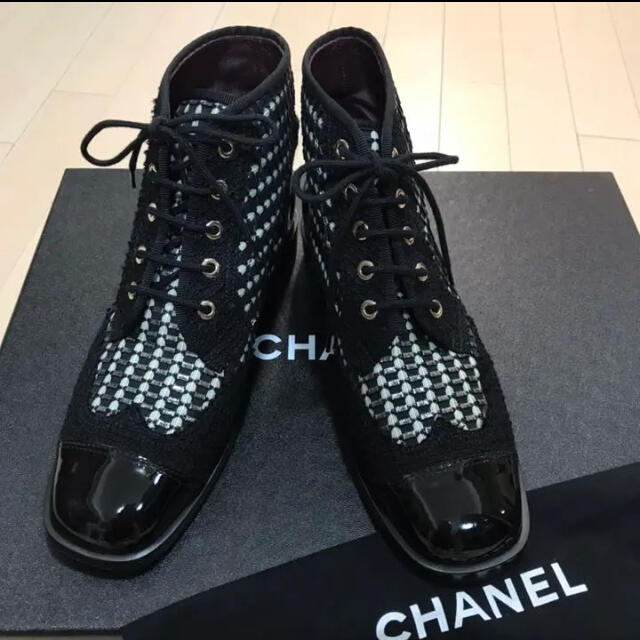 CHANEL(シャネル)のCHANEL☆シャネル ☆ロゴ入り　シャネル  ブーツ レディースの靴/シューズ(ブーツ)の商品写真