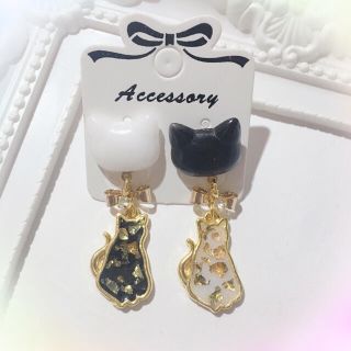 白黒ネコのモノトーンレジンピアス＊ 樹脂ピアス イヤリング ノンホールピアス(ピアス)