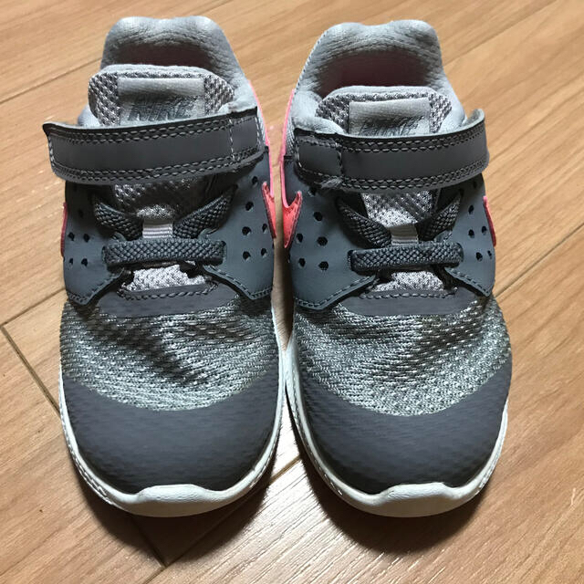 NIKE(ナイキ)のNIKE キッズ/ベビー/マタニティのキッズ靴/シューズ(15cm~)(スニーカー)の商品写真