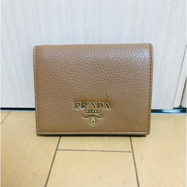 日本ショップ 【今だけ値下】未使用 PRADA 二つ折り 財布 ベージュ