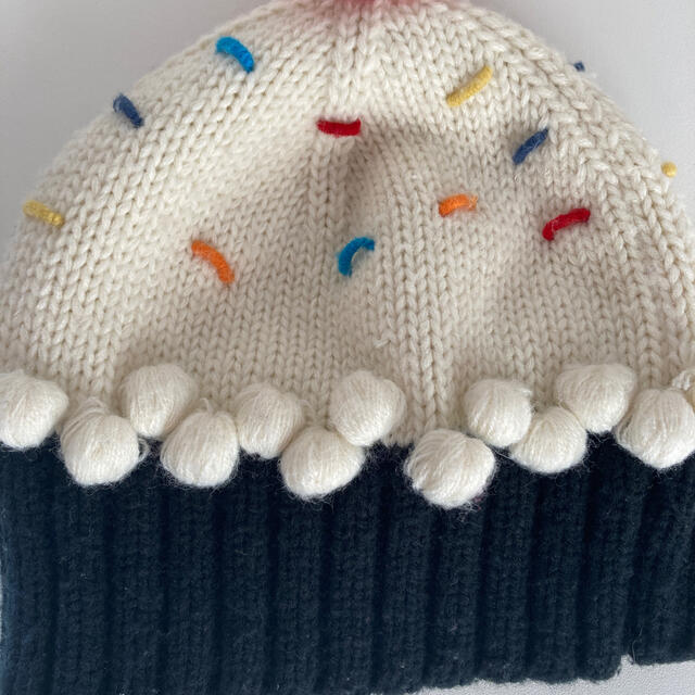 Neff(ネフ)のカップケーキ　ビーニー　カーラデルビーニュ着用 レディースの帽子(ニット帽/ビーニー)の商品写真