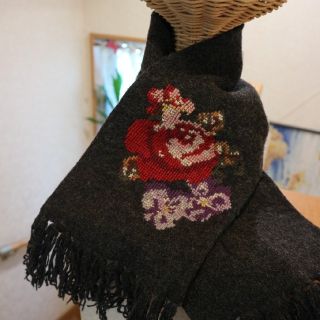 ケイタマルヤマ(KEITA MARUYAMA TOKYO PARIS)の♪KEITA MARUYAMA♪ のキレイなクロスステッチ刺繍マフラー♪グレー(マフラー/ショール)