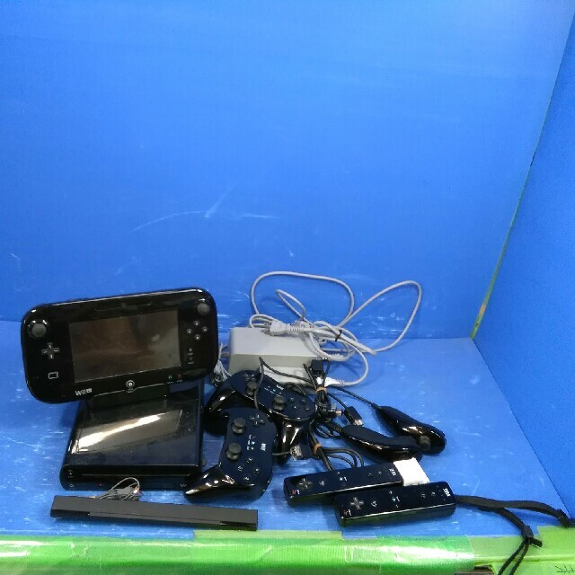 Wii U 本体　＋　ゲームパッド　＋　おまけ付き　　R4