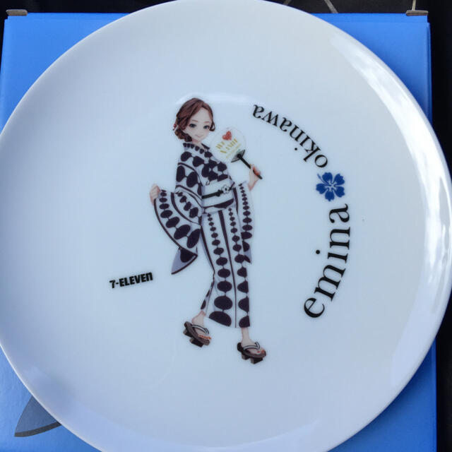 首里城復興❗️セブンイレブン沖縄限定 安室奈美恵 エミーナ お皿 インテリア/住まい/日用品のキッチン/食器(食器)の商品写真