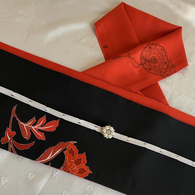 半幅帯　正絹　黒絵羽織×羽織地　半襟付き レディースの水着/浴衣(帯)の商品写真