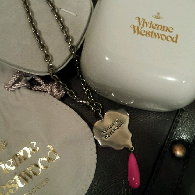 Vivienne Westwood(ヴィヴィアンウエストウッド)のVivienne♥ハートオーヴチャーム レディースのアクセサリー(その他)の商品写真